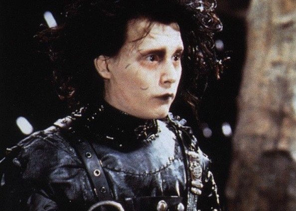 
	
	Đến vai diễn trong phim Edward Scissorhands vào năm 1995, Johnny Depp đã có sự thay đổi đáng kể trong tạo hình nhân vật của mình.